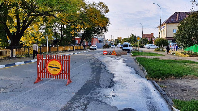 В Армавире водоканал проводит работы по замене аварийного участка по улице Лавриненко