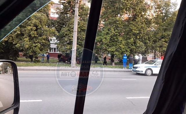 В Курске Рено опрокинулся на крышу, водитель сбежал