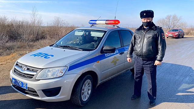 Полицейский помог астраханцу с ограниченными возможностями здоровья, у которого на трассе сломалась машина