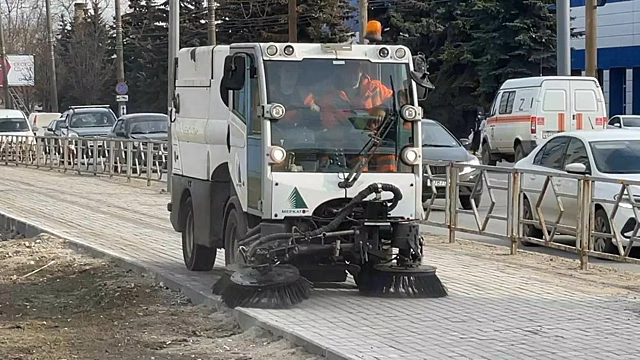 В Кирове убирают противогололедные материалы с тротуаров