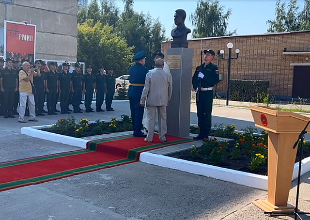 В Рязани военнослужащие железнодорожной бригады ЗВО открыли  Аллею Славы