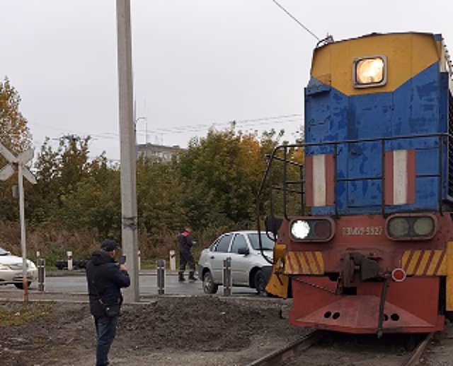 Авария на жд переезде в Новосибирске: легковой автомобиль столкнулся с тепловозом