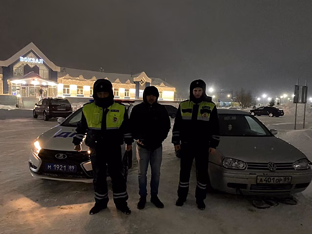 Новоуренгойские автоинспекторы помогли замёрзшей семейной паре на трассе
