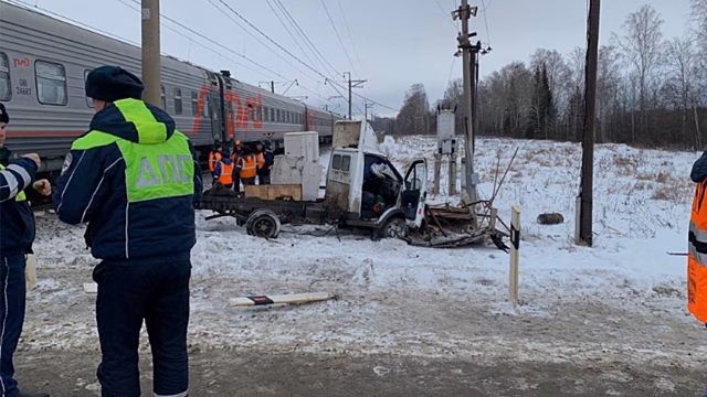 На Среднем Урале поезд протаранил «Газель» на железнодорожном переезде