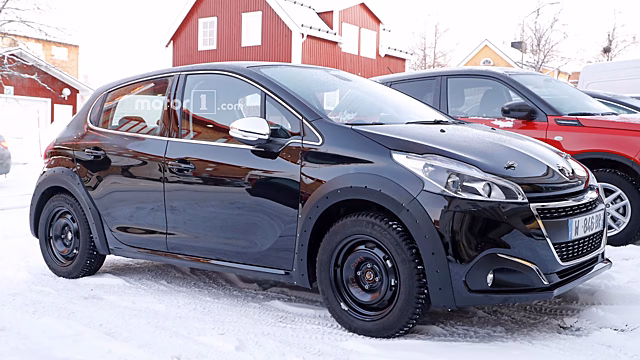 Peugeot впервые вывел на тесты хэтчбек 208 нового поколения