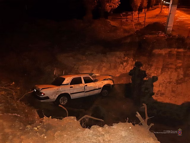 Под Волгоградом пьяный водитель "Волги" на скорости "слетел" в ремонтную яму