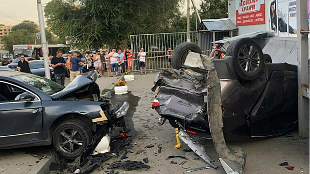 В Саратове иномарка протаранила стоящую машину и вылетела на автобусную остановку