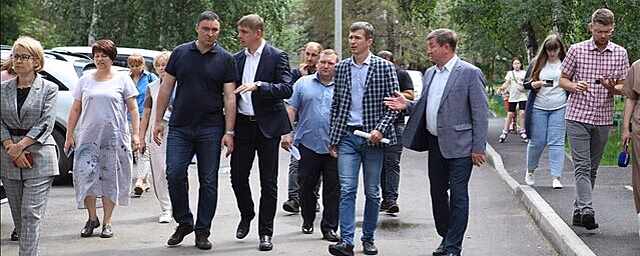 Глава Иркутска Руслан Болотов проверил ход благоустройства дворов в Ленинском округе