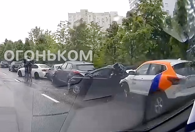 Последствия массового ДТП с участием шести машин в Москве попали на видео