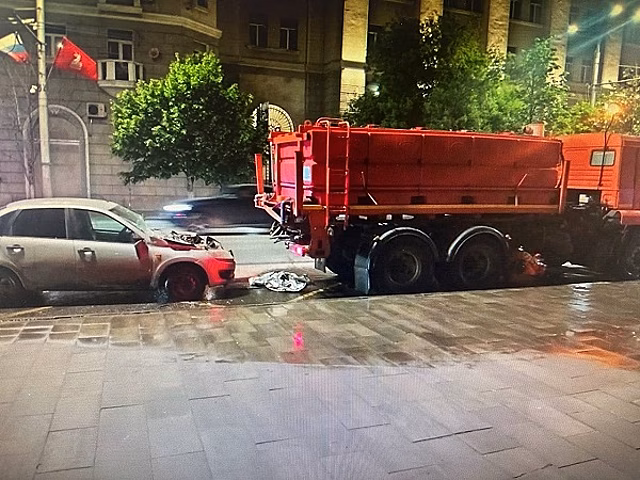 В центре Ростова легковой автомобиль врезался в поливальную машину