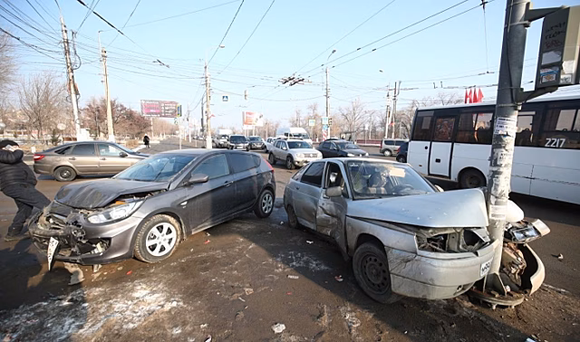 На севере Волгограда на перекрестке столкнулись три автомобиля