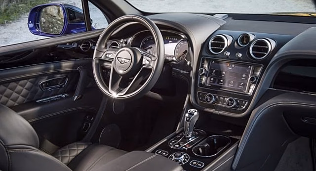 Bentley презентовал два варианта седана Flying Spur Mulliner на международном автосалоне в Китае