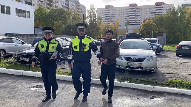 Таксист, задержанный за езду по тротуару в Санкт-Петербурге, сослался на маршрут в навигаторе