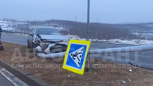 Было скользко: иномарка снесла дорожный знак на Русском острове