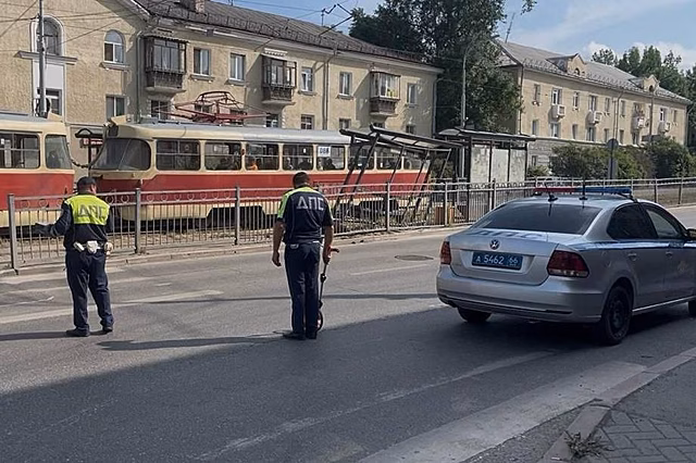 В Екатеринбурге грузовик снес трамвайную остановку, внутри которой находились люди