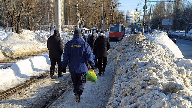 Саратовцы рассказали о «символической» расчистке остановок на 1-й Дачной