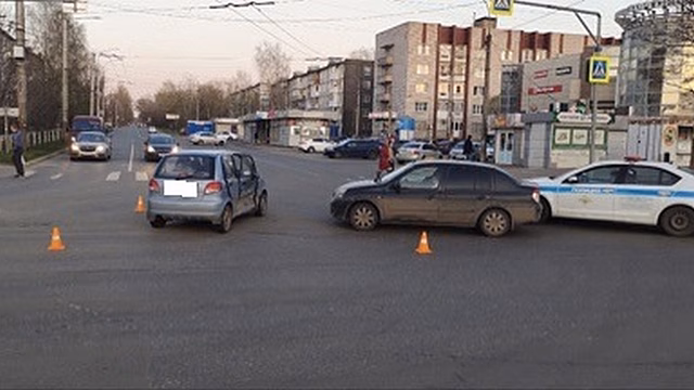 Две иномарки столкнулись на перекрестке в Вологде