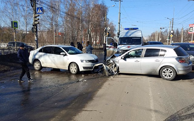 26-летний водитель Opel Astra пострадал в ДТП с Škoda Rapid  на проезде Шабулина в Рязани
