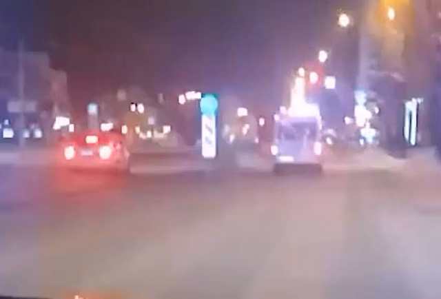 Погоня полицейских за машиной скорой в российском городе попала на видео