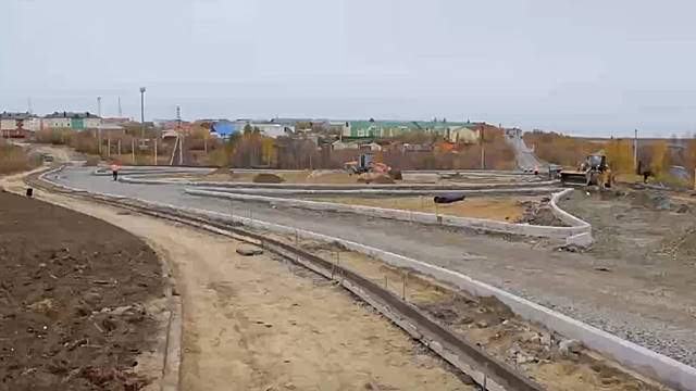 В Салехарде открывшиеся во время ремонта дороги дефекты отсрочили завершение работ. ВИДЕО