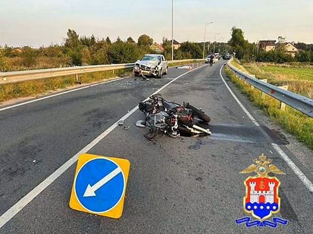 По дороге из Зеленоградска мотоциклист выехал на встречную полосу, врезался в Mercedes и погиб