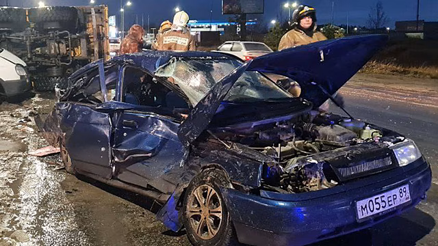 В промышленной зоне Ноябрьска столкнулись три автомобиля