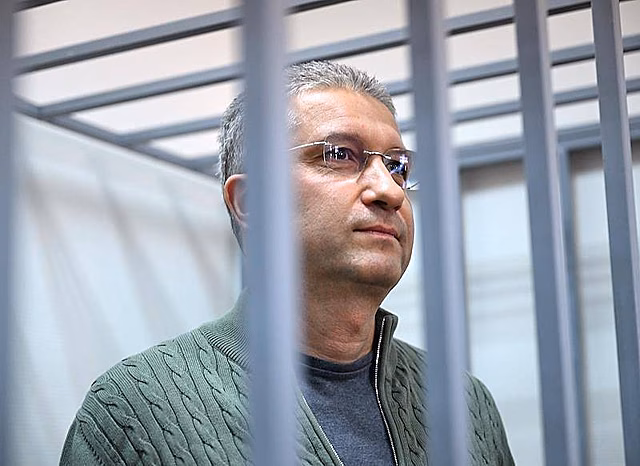 Арест наложен на три элитные иномарки экс-замминистра обороны Тимура Иванова
