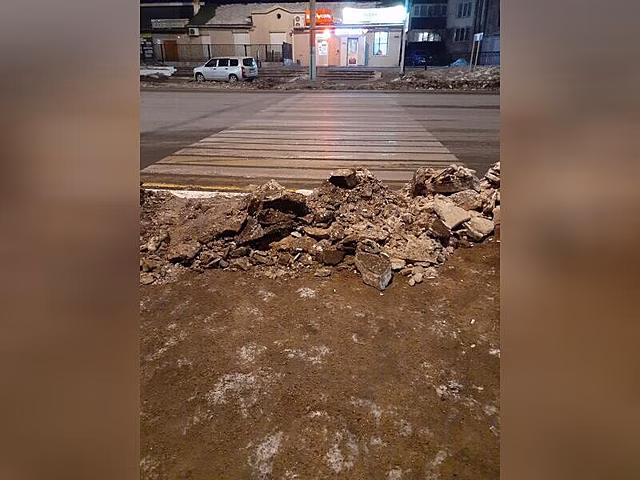 Кучи снега перегородили пешеходный переход в центре Читы