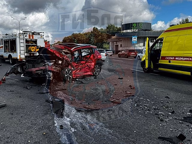 В крупном ДТП в районе Сколково на МКАДе погиб человек