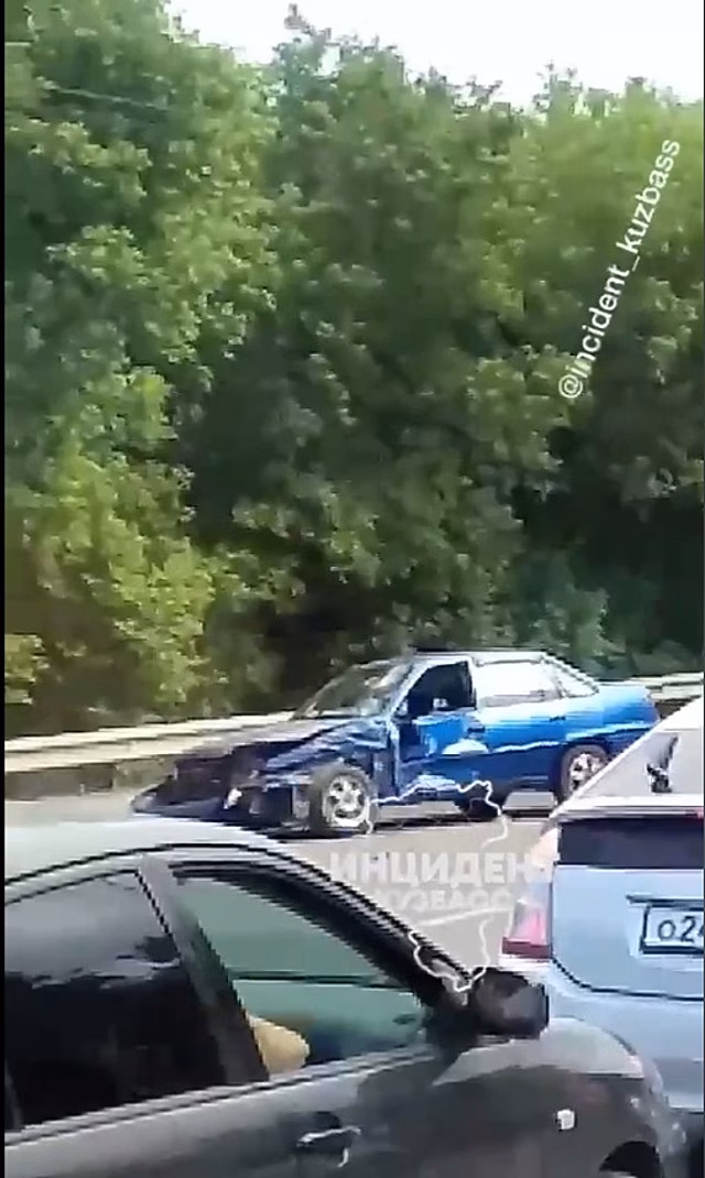 Автомобиль получил сильные повреждения в результате ДТП в Кемерове