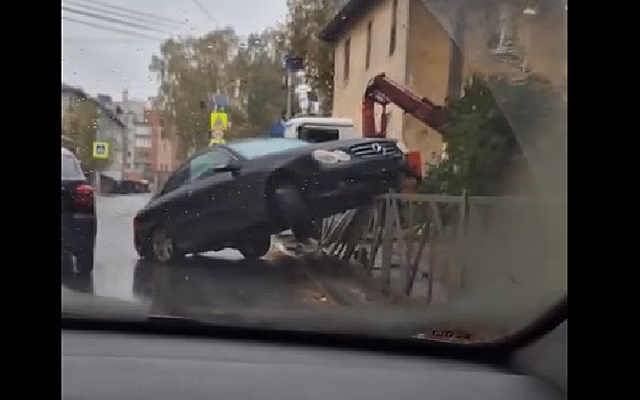 В Рязани при повороте на Лермонтова Mercedes влетел на ограждение
