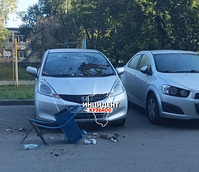 Вандал разбил окно иномарки в Кемерове вырванной мусоркой