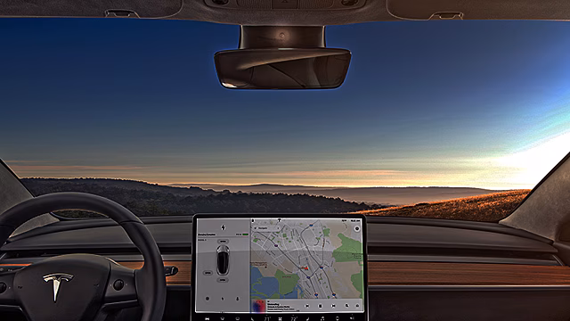 Илон Маск раскрыл тайну загадочной камеры в салоне Tesla