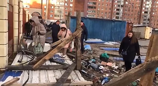 Упавший строительный забор осложнил путь нижегородцам от метро «Горьковская» к улице Короленко