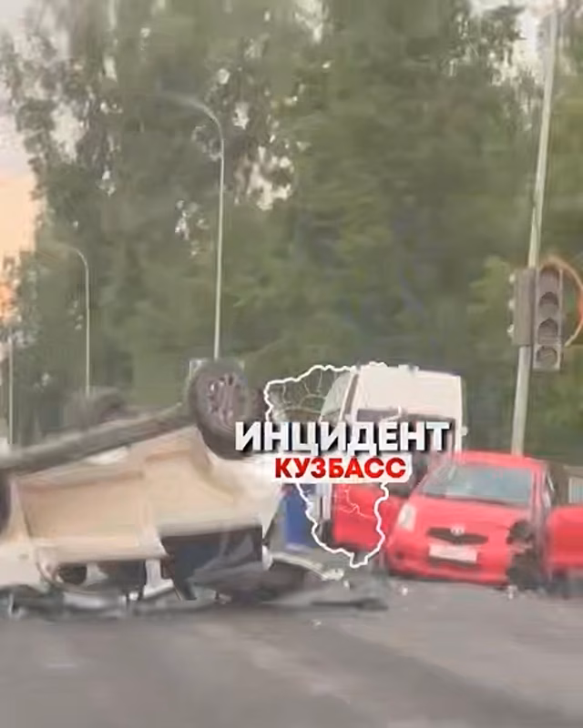 Перевернулся на крышу: жесткое ДТП произошло в Кемерове