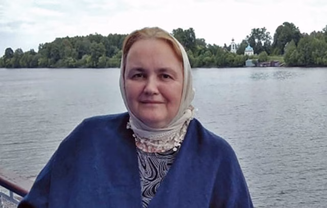 "Я кричала, задыхаясь от слез": Стриженова показала могилу насмерть сбитой байкером актрисы Елены Земляникиной