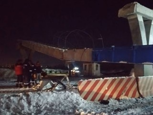 Под Уфой водитель грузовика погиб, врезавшись в надземный переход