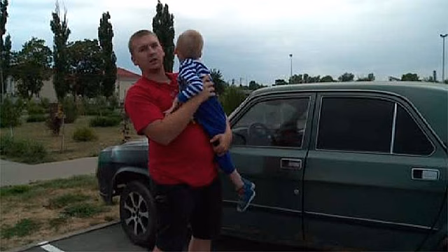 Отцу ребенка-инвалида запретили парковаться у собственного дома в Грязях