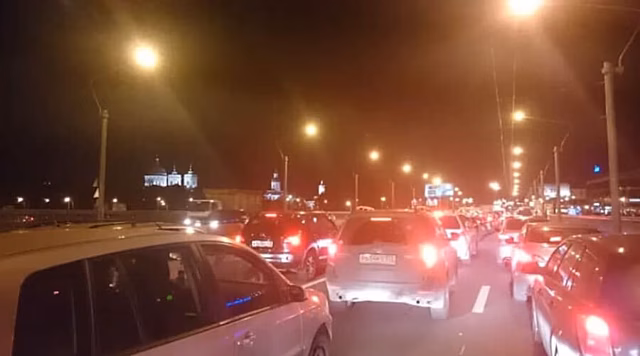 Вечера близ локдауна: петербургские автомобилисты стоят в девятибалльных пробках