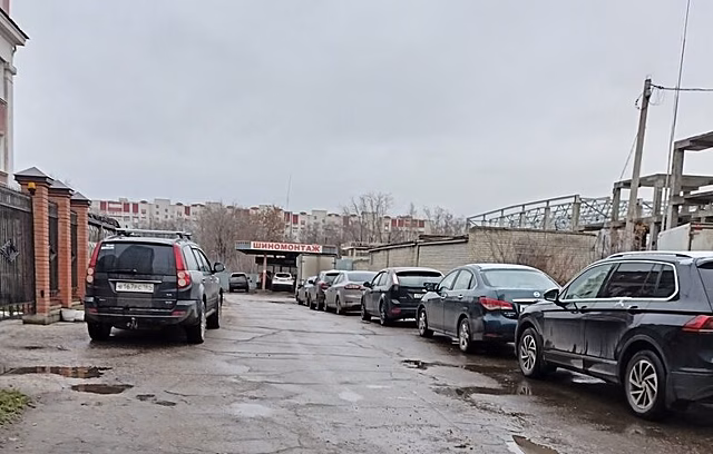 В Саратове автомобилисты встали в очередь на шиномонтаж за зимней резиной