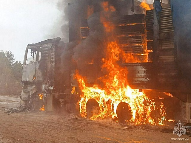 В Подосиновском районе во время движения загорелся грузовик, груженый пиломатериалами