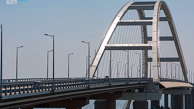 Движение по Крымскому мосту приостановлено