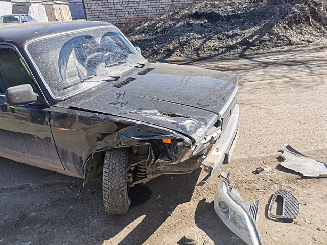 В Самаре "Жигули" на Рыльской влетели в припаркованный "Лифан"