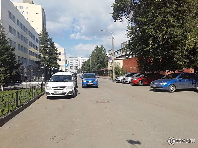 "Король парковки" сделал оживленную улицу в центре Кемерова однополосной