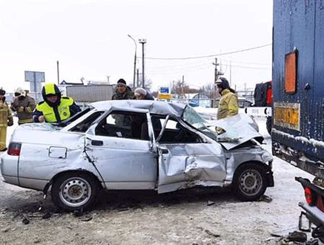 Под Самарой спасателям пришлось вызволять двух человек из разбитой машины