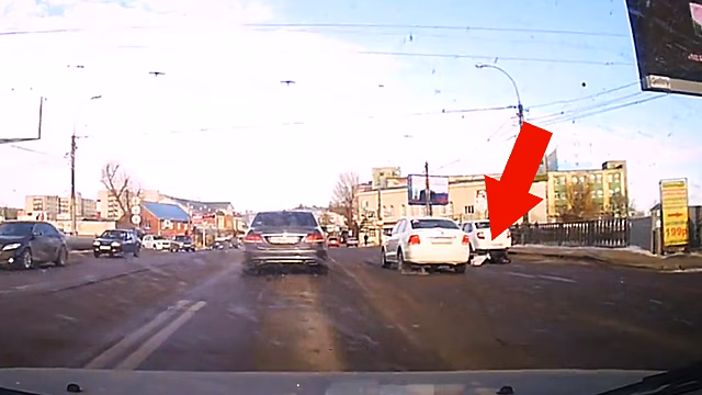 В Воронеже на видео попало, как легковушка сбила перебегавшую дорогу пенсионерку