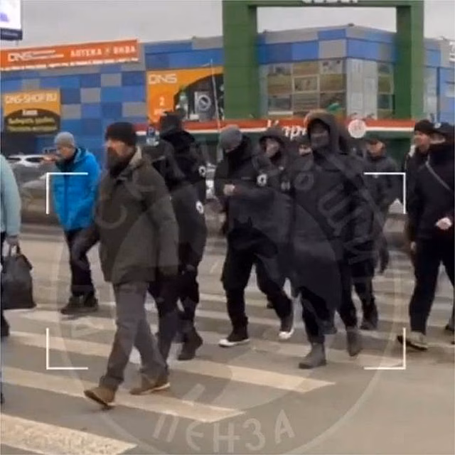 Десятки крепких мужчин в черном и с нашивками вышли на улицы еще одного российского города