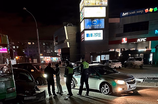 В Новосибирске на Дзержинского произошло ДТП с участием 3 машин и троллейбуса