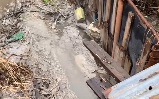 Нечистоты две недели льются в ручей Паника в Рязани