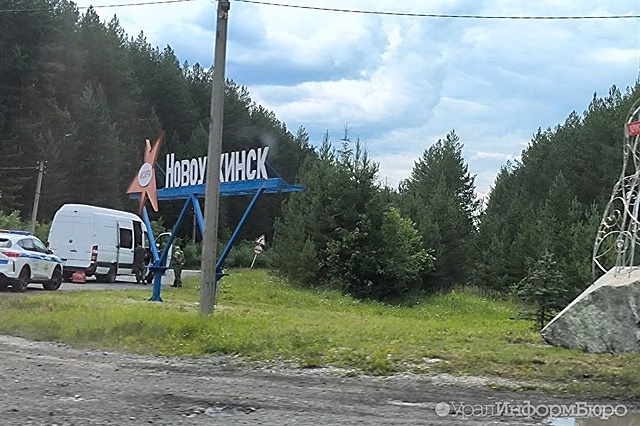 Люди с автоматами тормозят машины в Свердловской области